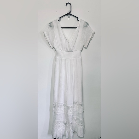 Elegant White Maxi Dress - Picture 1 of 2